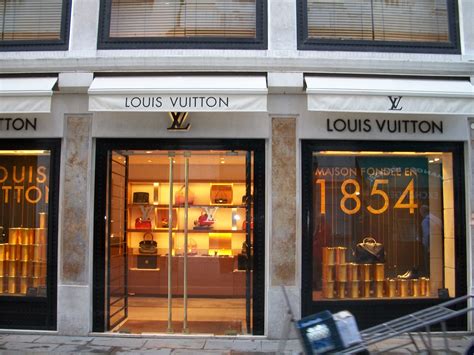 negozi louis vuitton pavia|louis vuitton italy stores.